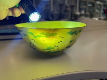 Een Chinese kom met kraanvogels op een gele fondkleur, Yongzheng merk en mogelijk periode
