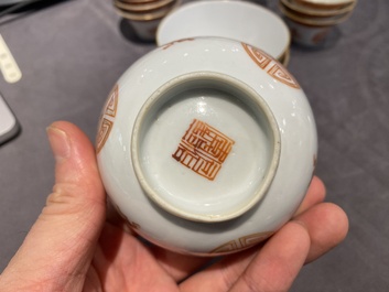Een Chinees ijzerrood en verguld 36-delig 'Shou' servies, Tongzhi merk en periode
