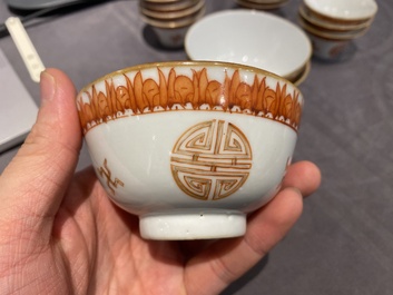 Een Chinees ijzerrood en verguld 36-delig 'Shou' servies, Tongzhi merk en periode
