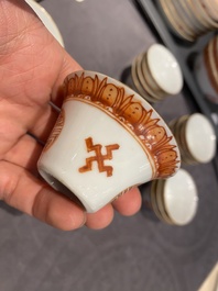 Een Chinees ijzerrood en verguld 36-delig 'Shou' servies, Tongzhi merk en periode