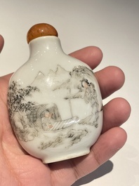 Twee Chinese snuifflessen in porselein, Daoguang merk en periode