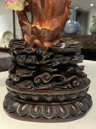 Sculpture d'un 'lingzhi' en porcelaine de Chine famille rose sur socle en bois sculpt&eacute;, marque de Qianlong, probablement R&eacute;publique