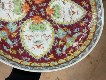 Een Chinese famille rose Bencharong schotel voor de Thaise markt, Kangxi merk, 19e eeuw