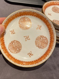 Een Chinees ijzerrood en verguld 36-delig 'Shou' servies, Tongzhi merk en periode