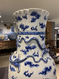 Een paar Chinese blauw-witte 'draken' vazen, 19e eeuw