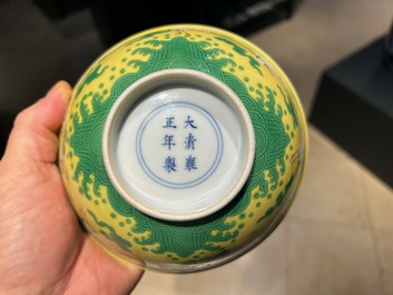 Een Chinese kom met kraanvogels op een gele fondkleur, Yongzheng merk en mogelijk periode