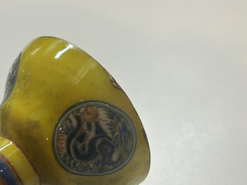 Une collection vari&eacute;e en porcelaine de Chine &agrave; fond jaune, 19/20&egrave;me