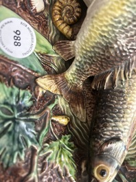 Plat de forme ovale en terre verniss&eacute;e figurant deux poissons dans le style de Palissy, Victor Barbizet (1808-1884), 19&egrave;me