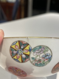 Een Chinese famille rose kom met florale ballen, Guangxu merk en periode