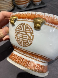 Een Chinees ijzerrood en verguld 36-delig 'Shou' servies, Tongzhi merk en periode