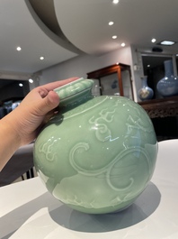 Een Chinese monochrome celadon-geglazuurde 'draken' vaas, 19e eeuw