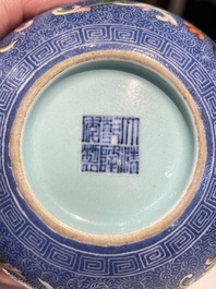 Pot &agrave; eau en porcelaine de Chine famille rose &agrave; fond bleu, marque de Qianlong, R&eacute;publique