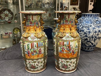 Twee paar Chinese Canton famille rose vazen, 19e eeuw