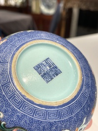 Pot &agrave; eau en porcelaine de Chine famille rose &agrave; fond bleu, marque de Qianlong, R&eacute;publique