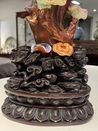 Sculpture d'un 'lingzhi' en porcelaine de Chine famille rose sur socle en bois sculpt&eacute;, marque de Qianlong, probablement R&eacute;publique