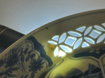 Een Chinees blauw-wit bord met opengewerkte rand, Kangxi