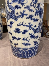 Een paar Chinese blauw-witte 'draken' vazen, 19e eeuw