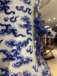 Paire de vases en porcelaine de Chine en bleu et blanc &agrave; d&eacute;cor de dragons, 19&egrave;me