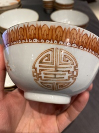 Een Chinees ijzerrood en verguld 36-delig 'Shou' servies, Tongzhi merk en periode