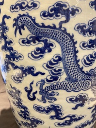 Paire de vases en porcelaine de Chine en bleu et blanc &agrave; d&eacute;cor de dragons, 19&egrave;me