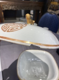 Een Chinees ijzerrood en verguld 36-delig 'Shou' servies, Tongzhi merk en periode