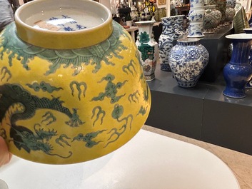 Une collection vari&eacute;e en porcelaine de Chine &agrave; fond jaune, 19/20&egrave;me