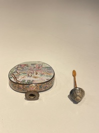 Tabati&egrave;re en &eacute;maux de P&eacute;kin &agrave; d&eacute;cor d'&eacute;trangers, marque et &eacute;poque de Qianlong