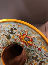 Een Chinese cloisonn&eacute; 'gu' vaas met lotusslingers, 18/19e eeuw