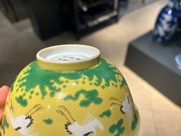 Een Chinese kom met kraanvogels op een gele fondkleur, Yongzheng merk en mogelijk periode