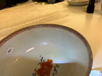 Een Chinese famille rose 'Pompadour' kom, Qianlong, ca. 1745