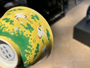 Een Chinese kom met kraanvogels op een gele fondkleur, Yongzheng merk en mogelijk periode