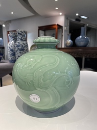 Een Chinese monochrome celadon-geglazuurde 'draken' vaas, 19e eeuw