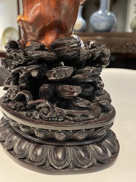 Sculpture d'un 'lingzhi' en porcelaine de Chine famille rose sur socle en bois sculpt&eacute;, marque de Qianlong, probablement R&eacute;publique