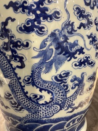 Paire de vases en porcelaine de Chine en bleu et blanc &agrave; d&eacute;cor de dragons, 19&egrave;me