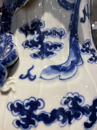 Een paar Chinese blauw-witte 'draken' vazen, 19e eeuw