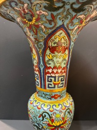 Een Chinese cloisonn&eacute; 'gu' vaas met lotusslingers, 18/19e eeuw