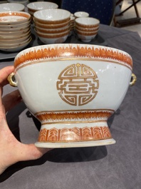 Een Chinees ijzerrood en verguld 36-delig 'Shou' servies, Tongzhi merk en periode