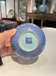 Pot &agrave; eau en porcelaine de Chine famille rose &agrave; fond bleu, marque de Qianlong, R&eacute;publique