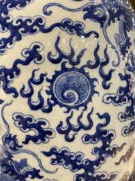 Paire de vases en porcelaine de Chine en bleu et blanc &agrave; d&eacute;cor de dragons, 19&egrave;me