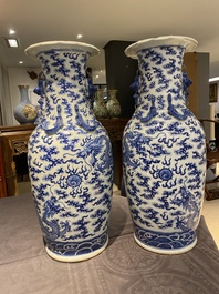 Paire de vases en porcelaine de Chine en bleu et blanc &agrave; d&eacute;cor de dragons, 19&egrave;me