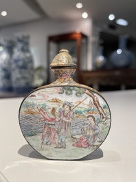 Tabati&egrave;re en &eacute;maux de P&eacute;kin &agrave; d&eacute;cor d'&eacute;trangers, marque et &eacute;poque de Qianlong
