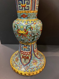 Een Chinese cloisonn&eacute; 'gu' vaas met lotusslingers, 18/19e eeuw