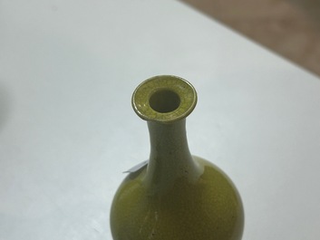 Une collection vari&eacute;e en porcelaine de Chine &agrave; fond jaune, 19/20&egrave;me
