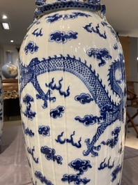 Een paar Chinese blauw-witte 'draken' vazen, 19e eeuw