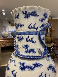 Een paar Chinese blauw-witte 'draken' vazen, 19e eeuw