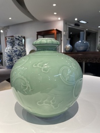 Een Chinese monochrome celadon-geglazuurde 'draken' vaas, 19e eeuw