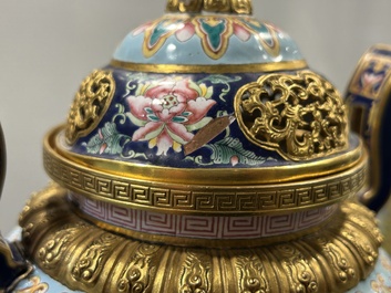 Br&ucirc;le-parfum couvert pour l'hommage imp&eacute;rial en &eacute;maux de Canton &agrave; fond bleu, marque et &eacute;poque de Qianlong
