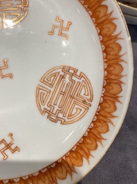 Een Chinees ijzerrood en verguld 36-delig 'Shou' servies, Tongzhi merk en periode
