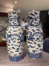 Een paar Chinese blauw-witte 'draken' vazen, 19e eeuw
