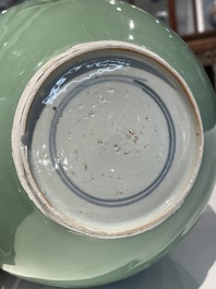 Een Chinese monochrome celadon-geglazuurde 'draken' vaas, 19e eeuw